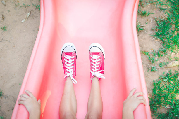 亚洲女孩在操场上玩快乐的假期选择性和软焦点图片下载