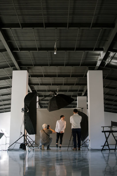 创意摄影和视频团队在工作室拍摄图片下载