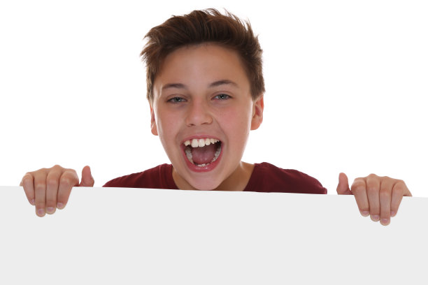 一个小男孩拿着空牌子玩图片下载