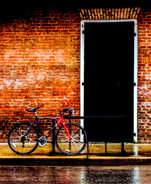 2016年4月，新奥尔良的自行车通勤者因下雨而停运图片下载