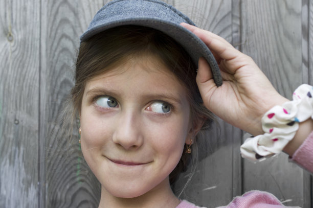 年轻漂亮的女孩图片下载