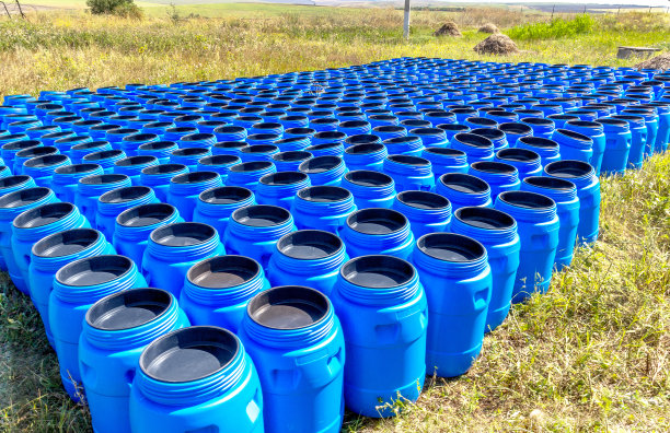蓝色塑料桶是用来存放化学品的图片下载