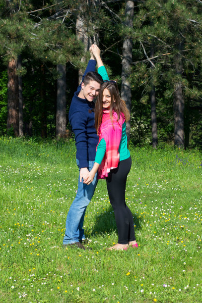 母亲和女儿在公园里图片下载