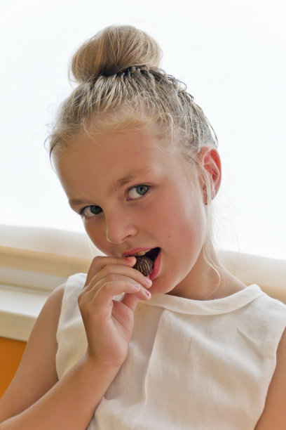 吃的可爱女孩图片下载