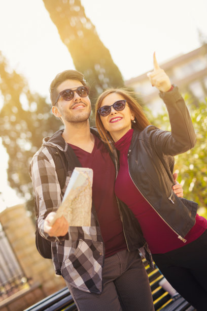 几个游客在看旅游指南和地图图片下载