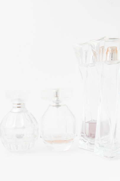 白色的香水瓶图片下载