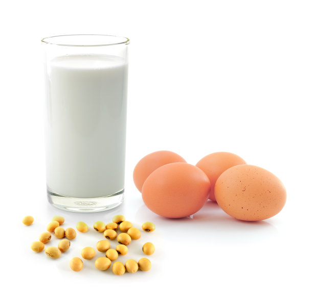 牛奶，大豆和鸡蛋，白色的背景图片下载