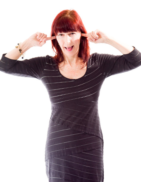 成熟的女人用手指堵住耳朵图片下载