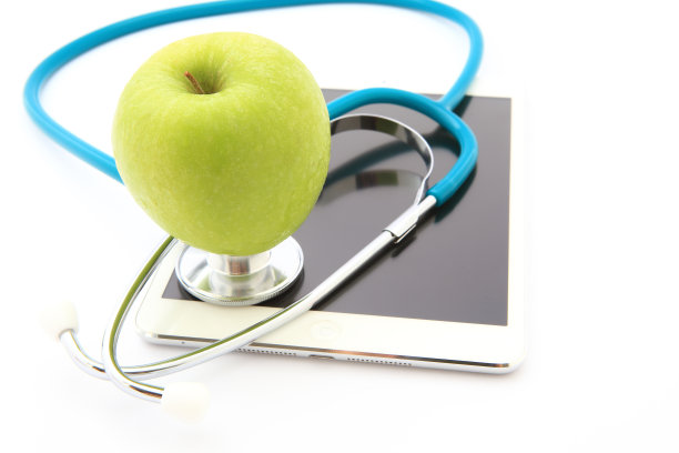 医用听诊器与苹果片隔离图片下载