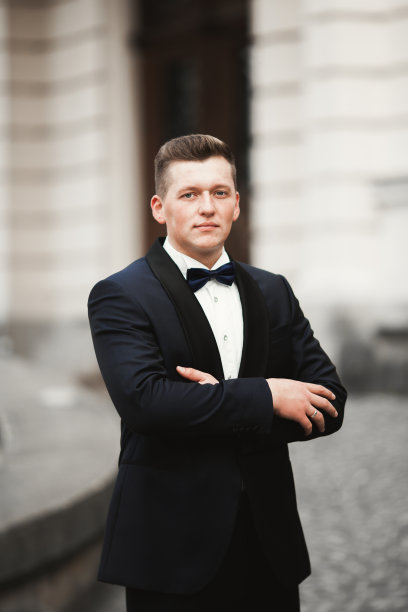 性感男人，在老城摆造型的新郎图片下载