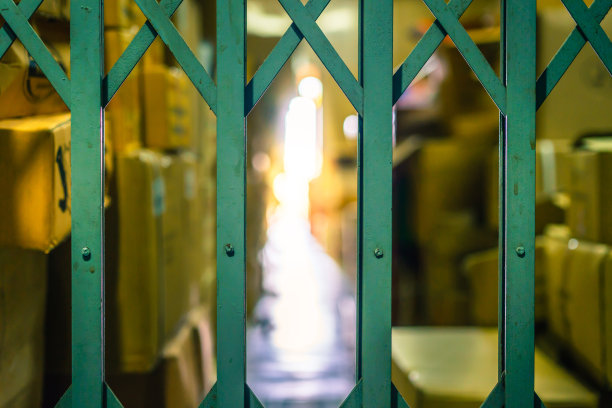 泰国小店铺仓库，钢地板为主。图片下载