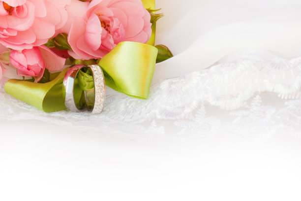 结婚戒指和玫瑰。图片下载