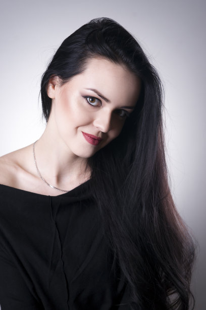 灰色背景上的美丽女子肖像图片下载