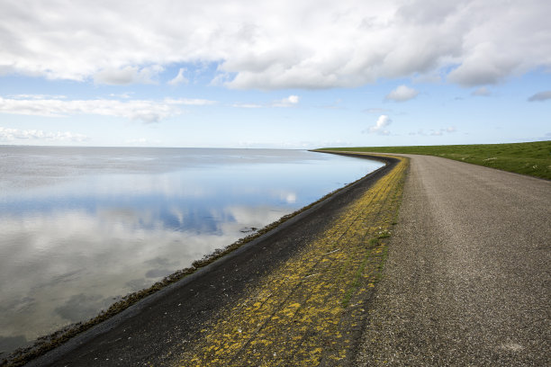 海岸和自行车道的堤防，阿米兰，荷兰图片下载