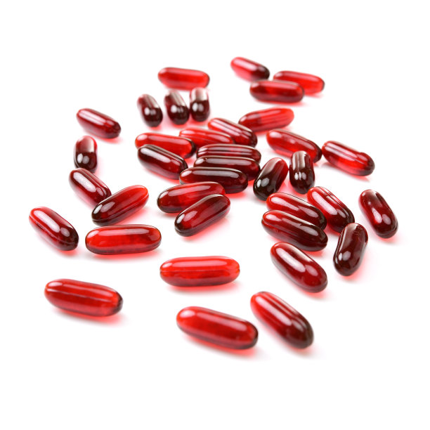 白色背景上的维生素-3鱼油胶囊图片下载