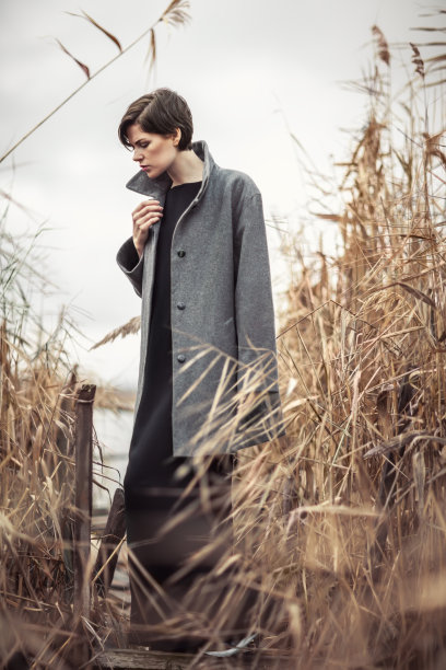 美丽的女孩的肖像在户外的秋天图片下载