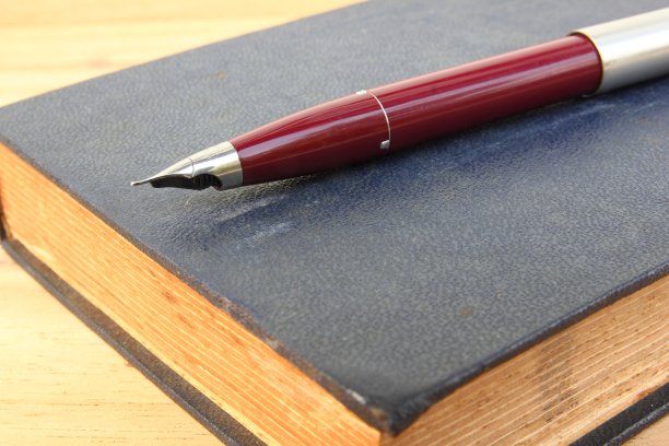 在书上的笔图片下载