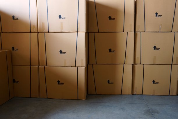 把牌子贴在纸板箱上图片下载