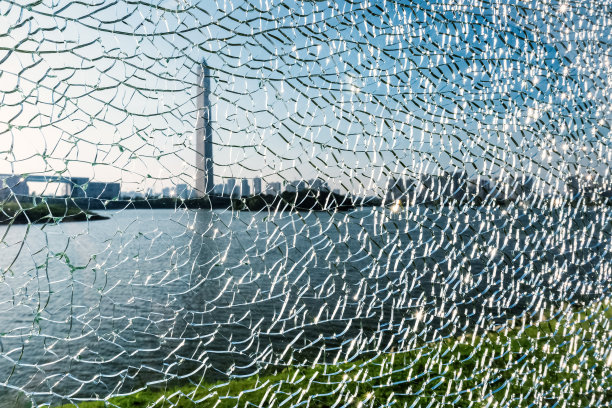 破碎的玻璃和模糊的城市景观图片下载