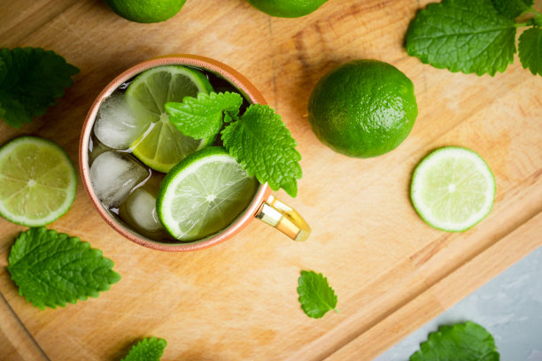 冷莫斯科骡子鸡尾酒铜杯在乡村背景图片下载