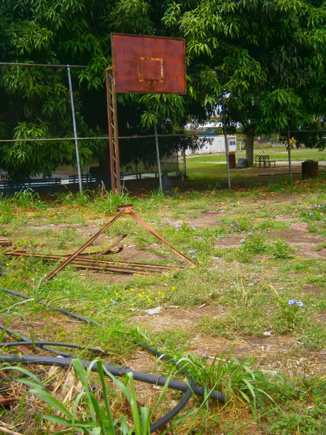 被废弃的操场图片下载