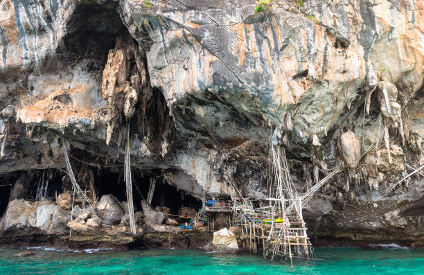海盗洞穴。在泰国南部收集鸟巢的地方图片下载