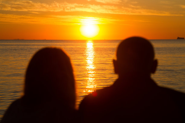 一对情侣在看日出图片下载