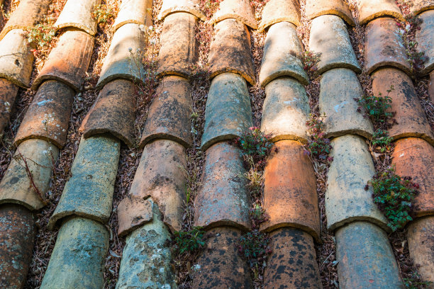 瓦片屋顶在圣马力诺，建筑背景图片下载