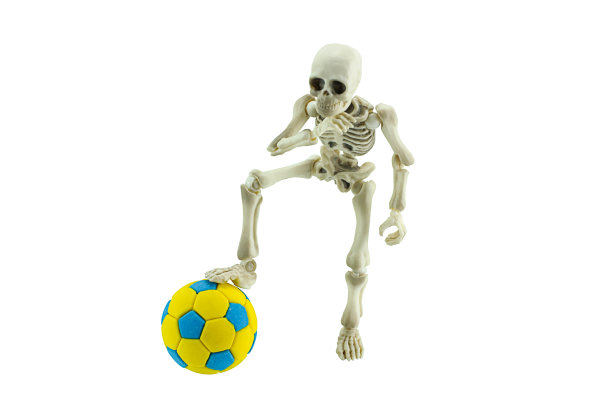 骷髅与足球隔绝，对白色足球的概念图片下载