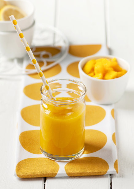 一杯热带芒果和柠檬奶昔。图片下载