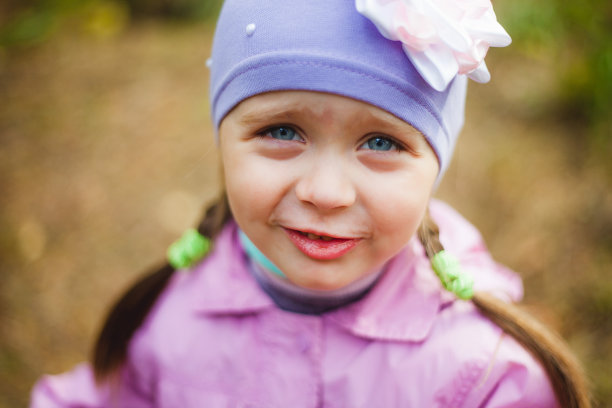 愤怒的小女孩。色调图像与浅景深的领域图片下载
