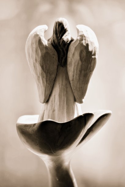 木制底座上的天使装饰图片下载