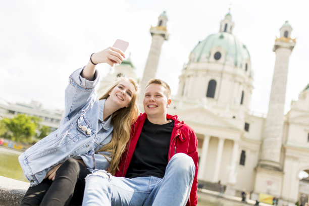 约会年轻情侣在维也纳自拍自拍照片图片下载