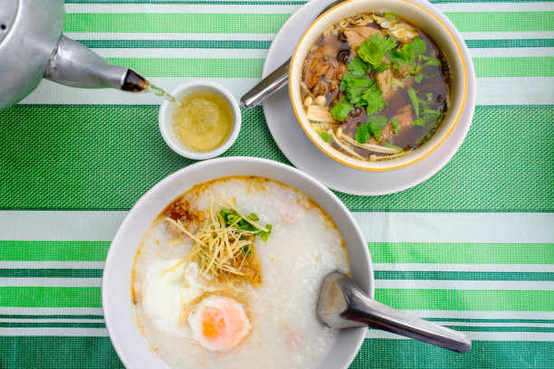 米粥，肉骨茶，茶是泰国南部当地的早餐图片下载