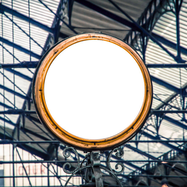 适合作框架或镶边的金色钟。图片下载