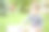 小女孩在公园里看书图片下载