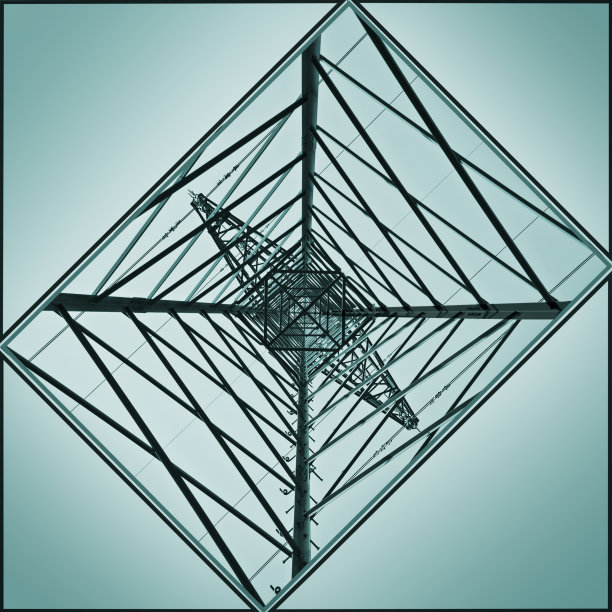 电塔从下面递减的观点图片下载