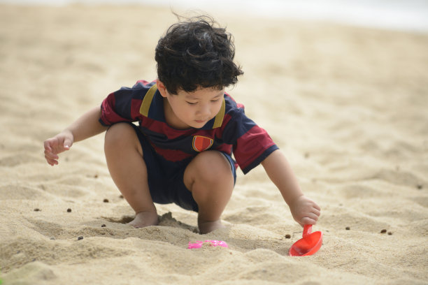 孩子玩沙子图片下载