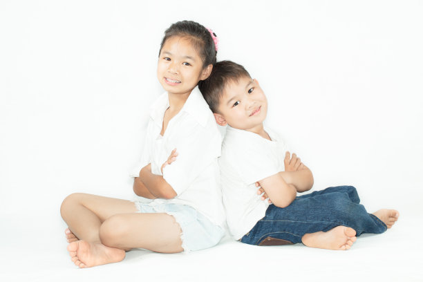 快乐的男孩女孩图片下载