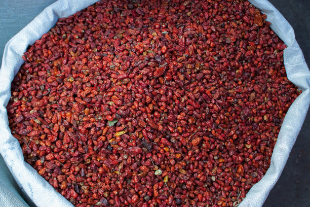 Chichicastenango市场出售的袋装干辣椒图片下载