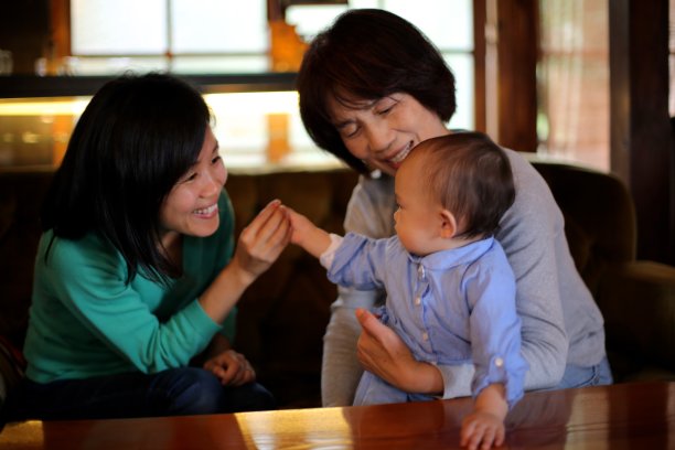一家人在复古风格的咖啡馆里和婴儿玩耍图片下载