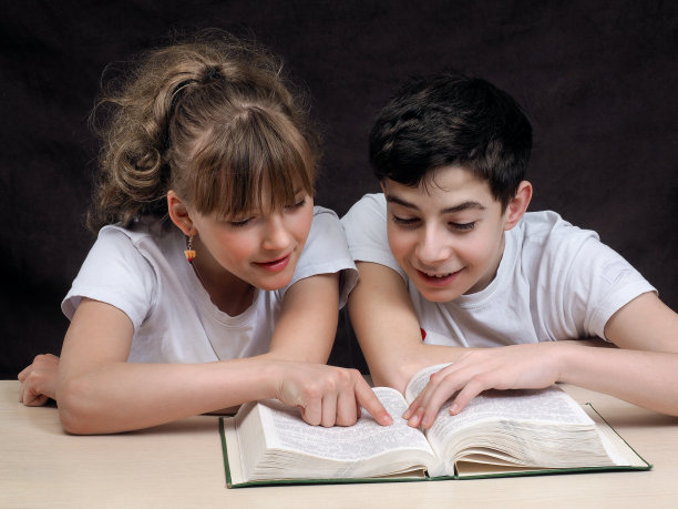 青少年读书图片下载