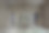 一个废弃的房子里有两个门道图片下载