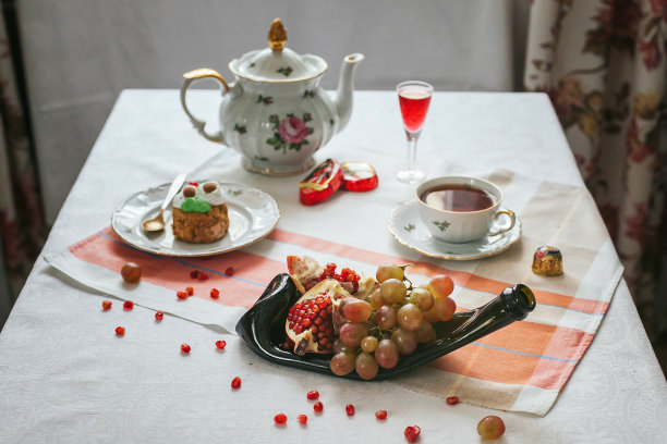 餐桌与食物风格化图片下载