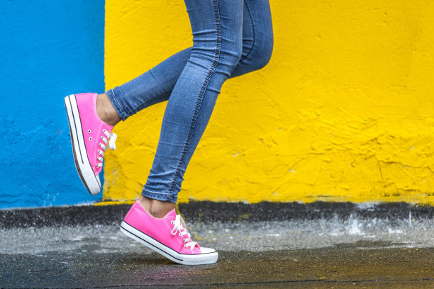 穿着粉色运动鞋的女人图片下载