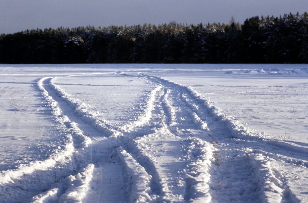 雪地摩托在雪地上留下的痕迹。图片下载