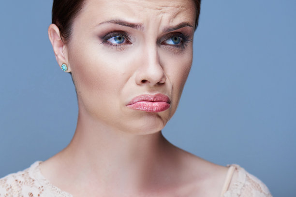 一个美丽的时尚女孩的情感肖像图片下载