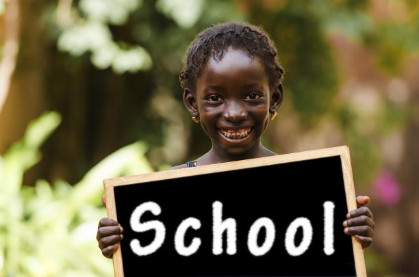 学校和教育-非洲女孩拿着黑板图片下载