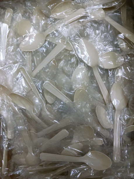 单独包装的棕色塑料汤匙图片下载