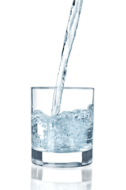 把水倒在杯子上图片下载